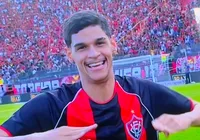 Influencer baiano Luva de Pedreiro assiste BaVi da Série A no Barradão