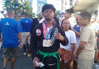 Jovem lutador de jiu-jitsu vende bala no 2 de Julho para competir na Europa