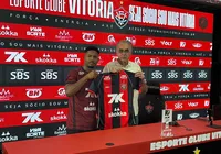 Lateral do Vitória detalha experiência na Europa e estilo de jogo