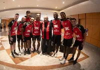 Lenda da Seleção Brasileira visita elenco do Vitória; veja fotos