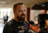 "Mataram meu filho pela 3ª vez", diz pai de Henry após perdão a Monique imagem