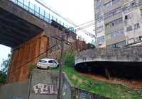 Motorista perde controle e carro cai de viaduto em Salvador