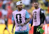 Neymar volta a treinar com a Seleção Brasileira após um mês de lesão