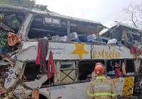 Nove pessoas morrem em tombamento de ônibus na descida de rodovia