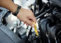 Óleo escuro no motor? Entenda o mito que faz você jogar dinheiro fora