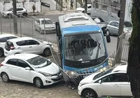 Ônibus invade estacionamento da Ufba em Salvador