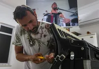 Doutores da sanfona: conheça os luthiers que garantem a afinação do São João imagem