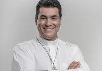 Padre viraliza ao dar conselho inusitado a noiva antes do casamento: "Abre o olho"