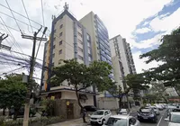 Peça de metal despenca de edifício e atinge carro em Salvador