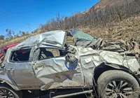Professora fica em estado grave após capotar em ribanceira na Bahia