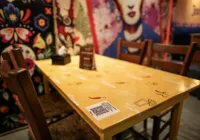Fim do QR Code? Cardápio físico em restaurantes tem obrigatoriedade aprovada