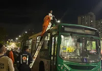 Protesto de um homem só: rodoviário em teto de ônibus é resgatado por bombeiros