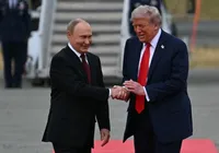 Trump fala com Putin por 90 minutos e oferece ajuda para guerra