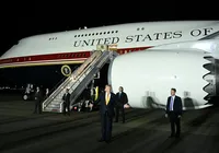 Trump fez voo secreto em jato militar devido à ameaça de assassinato do Irã
