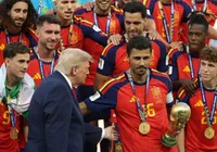 Trump se recusa a deixar pódio da Espanha após final da Copa