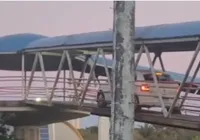 Vídeo: carro invade passarela de pedestres na Avenida Paralela