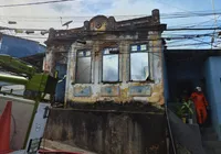 VÍDEO: incêndio de grandes proporções atinge casa em Salvador