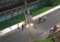 VÍDEO: motorista perde o controle e carro cai de viaduto em Salvador