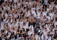 Mulher comete racismo contra torcida do Vitória na Vila Belmiro; veja vídeo imagem