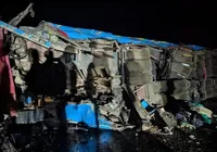 Vinte crianças morrem após ônibus escolar caportar durante passeio
