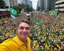 Flávio Bolsonaro lança funk do Pix após polêmica com EUA - Imagem