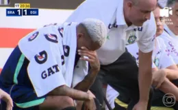 Lateral do Brasil deixa campo lesionado e preocupa para a Copa