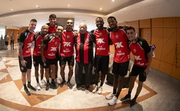Lenda da Seleção Brasileira visita elenco do Vitória; veja fotos