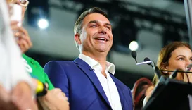 Flávio adota estratégia diferente de Bolsonaro para a Presidência