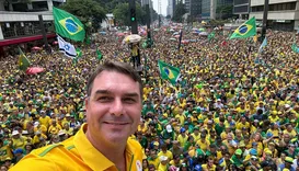 Flávio Bolsonaro lança funk do Pix após polêmica com EUA