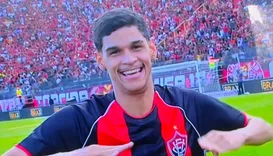 Influencer baiano Luva de Pedreiro assiste BaVi da Série A no Barradão