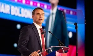 Flávio Bolsonaro repete pai e prevê motociata em local de facada