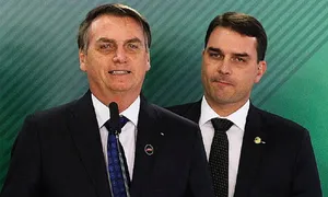 Campanha de Flávio esconde sobrenome do pai em material de campanha