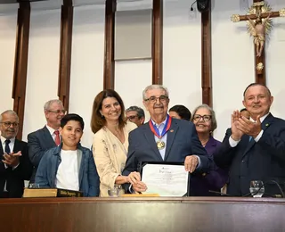 Adolfo Menezes entrega Comenda Dois de Julho a Florisvaldo Mattos