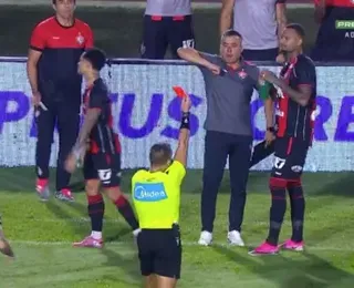 Árbitro vai ao VAR e expulsa dois jogadores do Vitória no mesmo lance