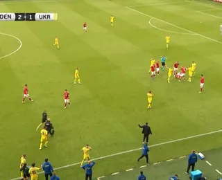Vídeo: Astro dinamarquês desmaia em campo e amistoso é encerrado; assista