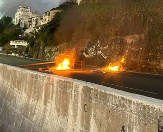 Avenida Contorno é bloqueada por manifestantes após ação da PM na Gamboa