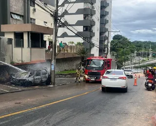 Vídeo: carro pega fogo, desce ladeira desgovernado e atinge ônibus em Brotas