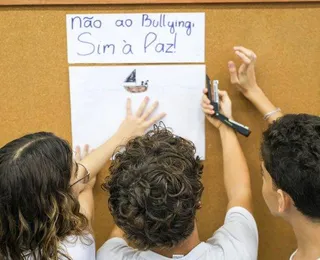 Colégio particular de Salvador é acusado de expulsar aluno vítima de bullying