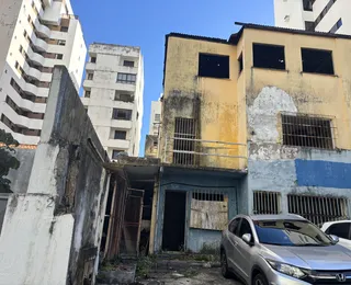 Crack, destruição e ameaças: prédios abandonados tiram a paz de moradores no Itaigara