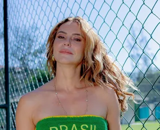Em clima de Copa, Paolla Oliveira posa de biquíni verde e amarelo