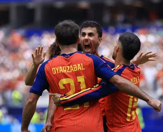 Espanha quebra jejum de 16 anos, vence Áustria e avança na Copa