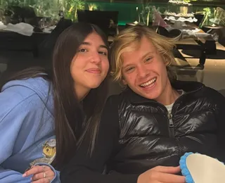 Filho de Adriane Galisteu faz rara aparição ao lado da namorada