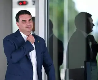 Flávio Bolsonaro empurra definição de vice para final do prazo