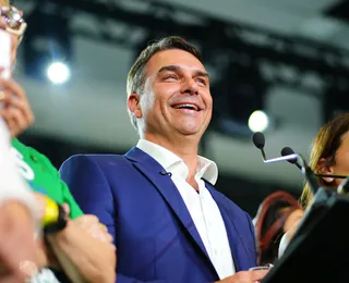 Flávio Bolsonaro adota estratégia diferente do pai para à Presidência