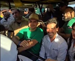 Flávio Bolsonaro é recebido por apoiadores na visita a Bahia Farm Show