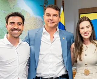 Flávio Bolsonaro é recebido por Junior e Cinthya Marabá na Bahia Farm