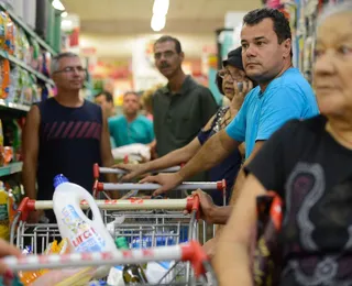 Gigante dos supermercados fecha 315 lojas após crise com alimentos vencidos