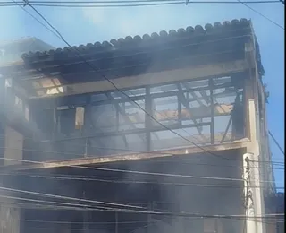 Incêndio de grandes proporções destrói prédio comercial em Salvador