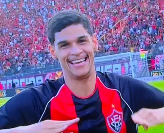 Influencer baiano Luva de Pedreiro assiste BaVi da Série A no Barradão