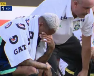 Lateral do Brasil deixa campo lesionado e preocupa para a Copa